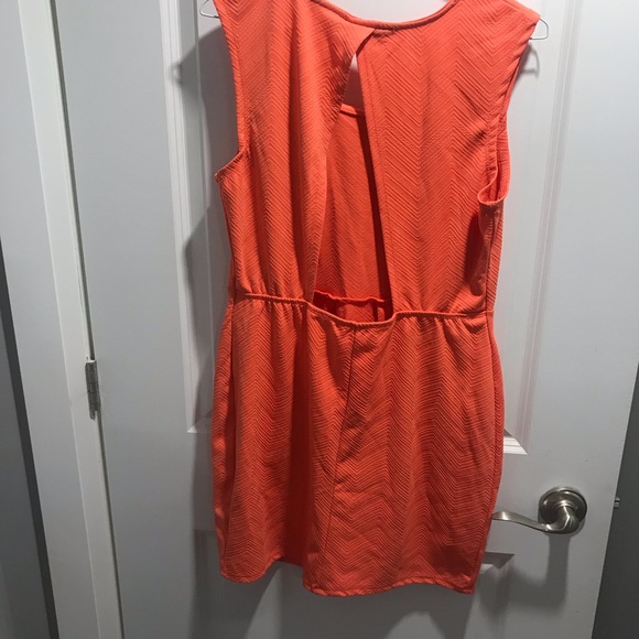 Orange dress with open back - Picture 3 of 3